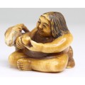 RAR: netsuke de perioada Edo. sculptura in fildes patinat. cca 1850. Japonia